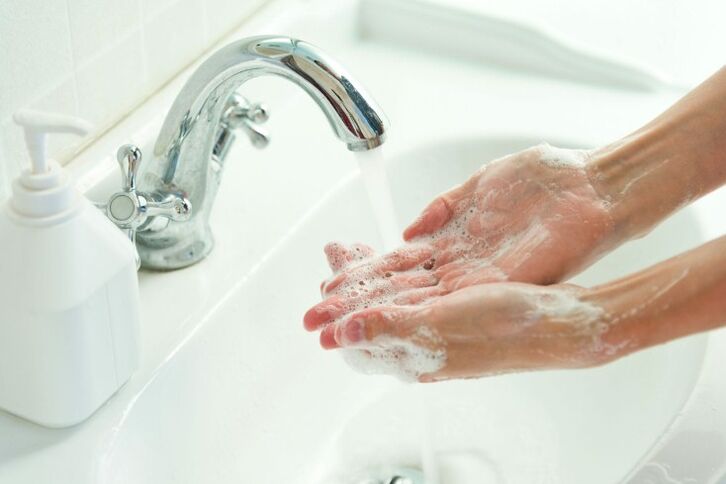 lavez-vous les mains avec du savon pour éviter les vers