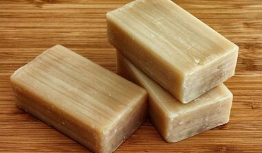 savon à lessive pour nettoyer le corps des parasites