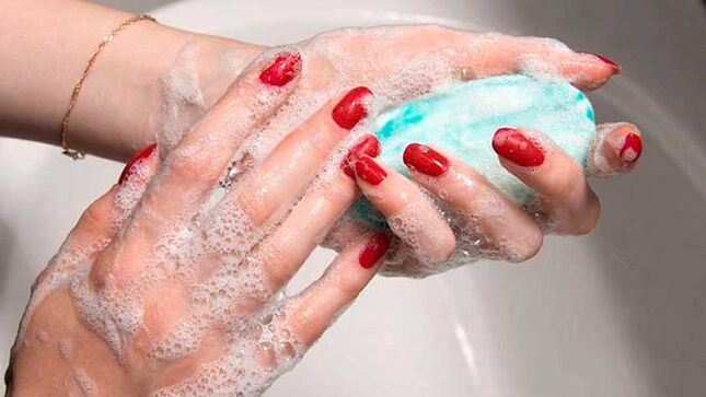 lavez-vous les mains avec du savon pour prévenir l'infection par les vers